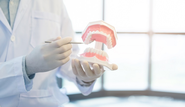 セラミック矯正装置と金属矯正装置